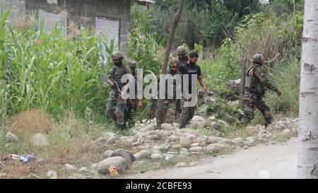 Srinagar, Inde. 13 août 2020. Les forces de sécurité indiennes ont lancé une opération anti-militants dans le village de Hieng-Rajpora, dans la ville de Kunzer, dans le district de Baramulla, au nord de Srinagar, au Cachemire contrôlé par l'Inde. L'opération anti-militants a été lancée à la suite des informations sur la présence de militants dans la région. (Photo de Sajad Hameed/Pacific Press) crédit: Pacific Press Media production Corp./Alay Live News Banque D'Images