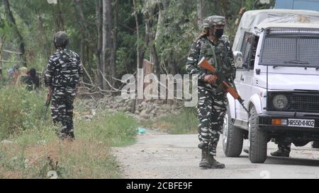 Srinagar, Inde. 13 août 2020. Les forces de sécurité indiennes ont lancé une opération anti-militants dans le village de Hieng-Rajpora, dans la ville de Kunzer, dans le district de Baramulla, au nord de Srinagar, au Cachemire contrôlé par l'Inde. L'opération anti-militants a été lancée à la suite des informations sur la présence de militants dans la région. (Photo de Sajad Hameed/Pacific Press) crédit: Pacific Press Media production Corp./Alay Live News Banque D'Images