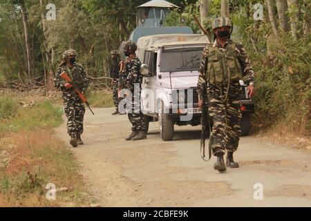 Srinagar, Inde. 13 août 2020. Les forces de sécurité indiennes ont lancé une opération anti-militants dans le village de Hieng-Rajpora, dans la ville de Kunzer, dans le district de Baramulla, au nord de Srinagar, au Cachemire contrôlé par l'Inde. L'opération anti-militants a été lancée à la suite des informations sur la présence de militants dans la région. (Photo de Sajad Hameed/Pacific Press) crédit: Pacific Press Media production Corp./Alay Live News Banque D'Images