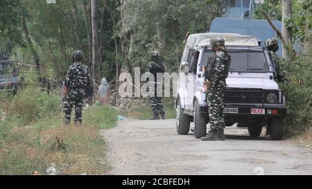 Srinagar, Inde. 13 août 2020. Les forces de sécurité indiennes ont lancé une opération anti-militants dans le village de Hieng-Rajpora, dans la ville de Kunzer, dans le district de Baramulla, au nord de Srinagar, au Cachemire contrôlé par l'Inde. L'opération anti-militants a été lancée à la suite des informations sur la présence de militants dans la région. (Photo de Sajad Hameed/Pacific Press) crédit: Pacific Press Media production Corp./Alay Live News Banque D'Images