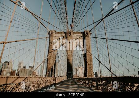 Marche sur le pont de Brooklyn Banque D'Images