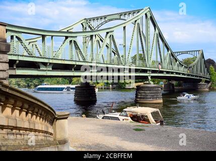 Potsdam, Allemagne. 13 août 2020. Le pont de Glienicke lors de l'événement commémorant la construction du mur il y a 59 ans. La construction en acier au-dessus de la Havel était une interface hautement symbolique entre l'est et l'Ouest pendant la guerre froide et était surtout connue comme un lieu d'échange pour les agents. Credit: Soeren Stache/dpa-Zentralbild/ZB/dpa/Alay Live News Banque D'Images