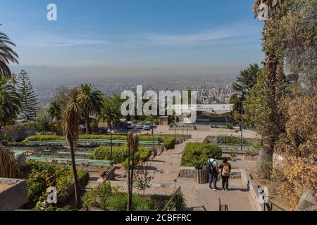 Belle vue de la colline de San Cristobal sur Santiago, Chili Banque D'Images