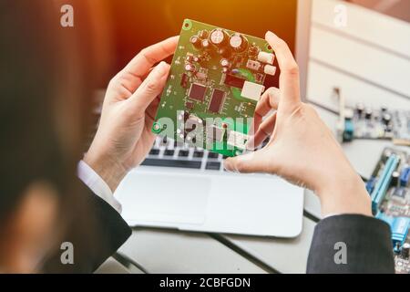 Un ingénieur inspecte la production finale de la carte logique de l'ordinateur à circuit imprimé du modem routeur. Préparer le processus de production de masse. Banque D'Images