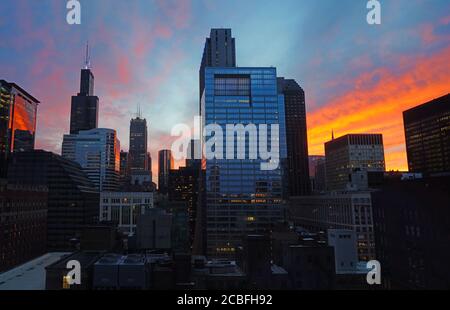 CHICAGO, il -31 juillet 2020 - vue sur le coucher du soleil de la ligne d'horizon moderne de Chicago, y compris la Willis Tower (anciennement Sears Tower). Banque D'Images