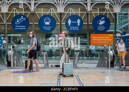 Londres, Royaume-Uni. 13 août 2020. La gare de Paddington reste relativement calme - il y a des signes avertissant les gens de porter des masques et de ne pas maintenir de distance sociale. Le « verrouillage » se poursuit pour l'épidémie du coronavirus (Covid 19) à Londres. Crédit : Guy Bell/Alay Live News Banque D'Images