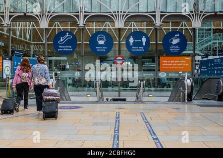 Londres, Royaume-Uni. 13 août 2020. La gare de Paddington reste relativement calme - il y a des signes avertissant les gens de porter des masques et de ne pas maintenir de distance sociale. Le « verrouillage » se poursuit pour l'épidémie du coronavirus (Covid 19) à Londres. Crédit : Guy Bell/Alay Live News Banque D'Images