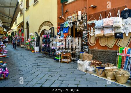 Aperçu d'une ruelle étroite dans le vieux village de pêcheurs avec les façades colorées typiques et les boutiques de souvenirs en été, Lerici, la Spezia, Ligurie, Italie Banque D'Images
