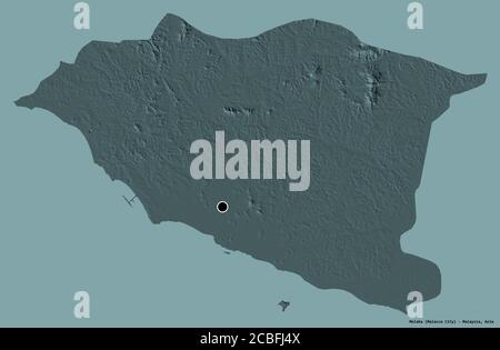 Forme de Melaka, État de Malaisie, avec sa capitale isolée sur un fond de couleur unie. Carte d'altitude en couleur. Rendu 3D Banque D'Images