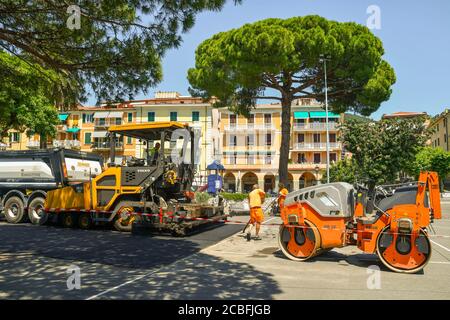 Resurfaçage de la route sur la promenade du front de mer avec des travailleurs du conseil au travail et une machine à asphalter, Lerici, la Spezia, Ligurie, Italie Banque D'Images