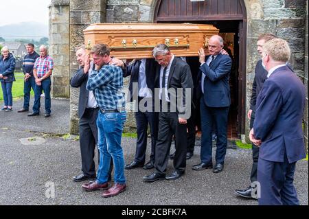 Goleen, West Cork, Irlande. 13 août 2020. Les funérailles de l'ex Fine Gael TD Paddy Sheehan ont eu lieu aujourd'hui à l'église notre-Dame, l'étoile de la mer et à Saint-Patrick à Goleen, à l'ouest de Cork. Paddy Sheehan est porté à son dernier lieu de repos. Crédit : AG News/Alay Live News Banque D'Images