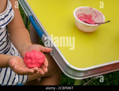 les mains des enfants avec du citron vert fait soi-même, de la lime à une fête d'anniversaire, gros plan d'un petit enfant est de jouer à la main un citron vert, fait à la main Banque D'Images