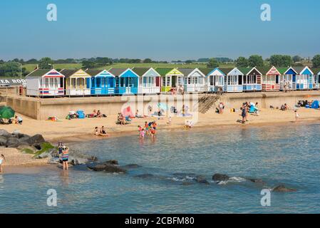 Suffolk en bord de mer, vue en été des gens qui apprécient une journée sur la plage North Parade à Southwold, Suffolk, East Anglia, Angleterre, Royaume-Uni. Banque D'Images