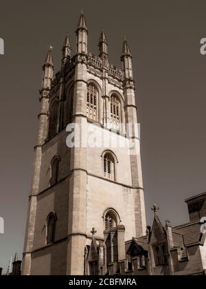 Paysage noir et blanc de la tour de la Madeleine, Tour Bell, Collège de la Madeleine, Université d'Oxford, Oxfordshire, Angleterre, Royaume-Uni, GB. Banque D'Images