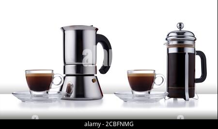 Deux styles différents de cafetière, et une tasse à expresso et une soucoupe remplie de café expresso doux, isolés sur du blanc avec une légère ombre portée Banque D'Images
