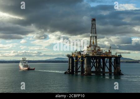 INVERGORDON, ÉCOSSE - 2016 MARS 09. Manutention des ancrages Tug Ship Siem Garnet tractant le semi Submersible Sedco 714 à Cromarty Firth. Banque D'Images