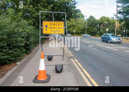 Un panneau sur la chaussée à côté de l'A4 dans Reading indique aux conducteurs qui ont été détournés de la M4 où aller. Banque D'Images