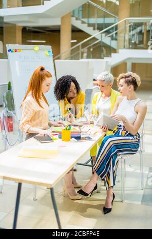 des concepteurs sérieux partageant avec l'expérience sur le lieu de travail . gros plan photo Banque D'Images