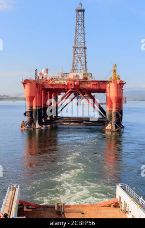 INVERGORDON, ÉCOSSE - 2016 OCTOBRE 7. Navire AHTS faisant des opérations de déplacement de forage avec l'engin pétrolier Borgsten Dolphin. Banque D'Images