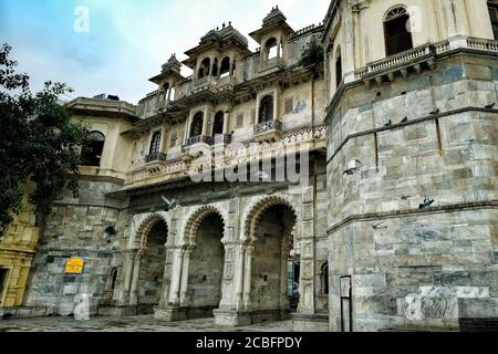 Udaipur, Inde - août 2020: Vues de la façade de la Bagore-ki-Haveli près du lac Pichola le 13 août 2020 à Udaipur, Rajastan. Inde. Banque D'Images