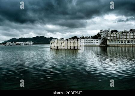 Vue sur le lac Pichola à Udaipur, Rajasthan. Inde. Banque D'Images