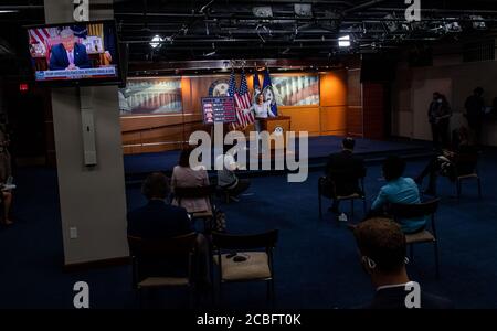 Washinton, États-Unis. 13 août 2020. L'image du président Trump est vue à la télévision comme Présidente de la Chambre Nancy Pelosi, D-Calif., tient une conférence de presse sur Capitol Hill à Washington, DC le jeudi 13 août 2020. Photo de Kevin Dietsch/UPI crédit: UPI/Alay Live News Banque D'Images