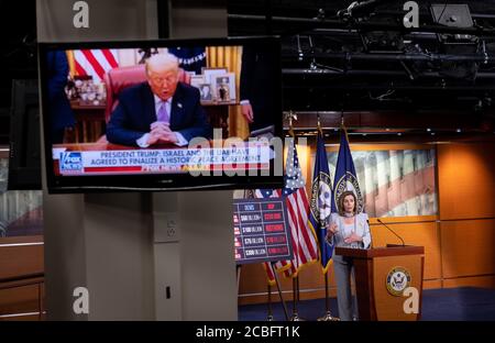 Washinton, États-Unis. 13 août 2020. L'image du président Trump est vue à la télévision comme Présidente de la Chambre Nancy Pelosi, D-Calif., tient une conférence de presse sur Capitol Hill à Washington, DC le jeudi 13 août 2020. Photo de Kevin Dietsch/UPI crédit: UPI/Alay Live News Banque D'Images