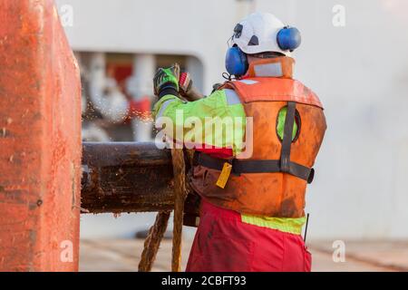 MER DU NORD, NORVÈGE - 2015 JANVIER 19. Marin capable travaillant sur le pont pendant l'opération de déplacement de l'engin offshore. Banque D'Images