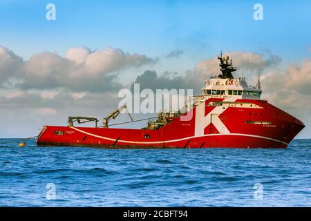 MER DU NORD, NORVÈGE - 2015 JANVIER 19. Manutention des ancrages Tug Ship AHTS KL Sandefjord récupérer corde de fibre d'amarrage avec bouée de surface Banque D'Images