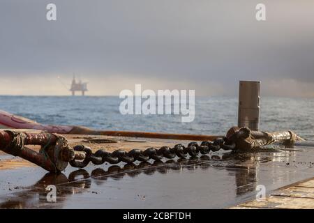 MER DU NORD, NORVÈGE - 2015 JANVIER 19. Manutention des ancrages Tug Ship AHTS récupérer la fibre d'amarrage de l'engin pétrolier sur le pont. Banque D'Images