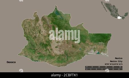 Forme d'Oaxaca, État du Mexique, avec sa capitale isolée sur fond solide. Échelle de distance, aperçu de la région et libellés. Imagerie satellite. Rend 3D Banque D'Images