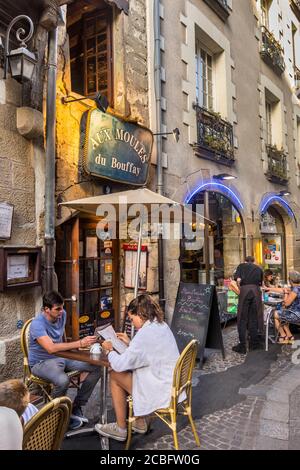 Dîneurs sur la terrasse du restaurant 'aux Moules de Bouffay', rue Sainte-Croix, Nantes, Loire-Atlantique, France. Banque D'Images