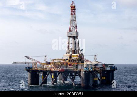 MER DU NORD, ÉCOSSE - 2016 MARS 25. Semi-submersible Transocean Sedco 704 en mer du Nord Banque D'Images