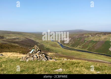 La vue de Man Gate sur Cronkley est tombée le long de la rivière Tees vers Falcon Clints et Meldon Hill en été, dans le comté de Teesdale Durham, Royaume-Uni Banque D'Images