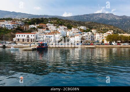 Port d'Agios Kirikos Ikaria island sur village en Grèce. Banque D'Images