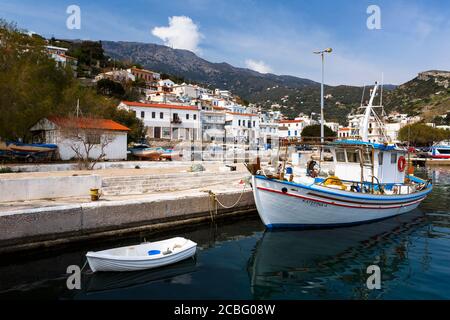 Port d'Agios Kirikos Ikaria island sur village en Grèce. Banque D'Images