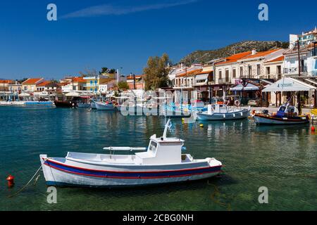 Ville de Pythagorio Harbour sur l'île de Samos, Grèce. Banque D'Images