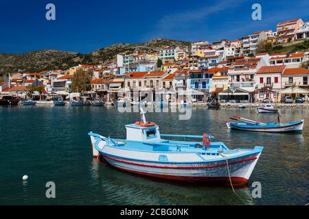 Ville de Pythagorio Harbour sur l'île de Samos, Grèce. Banque D'Images