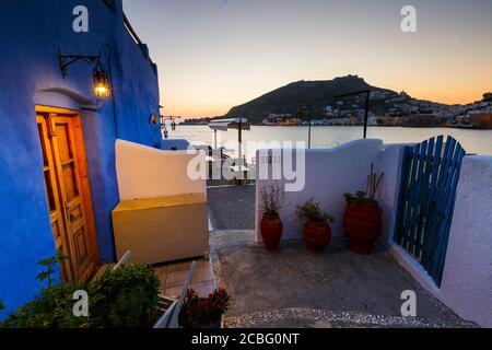 Paysage de lever de soleil avec une taverne et un château à Agia Village de Marina Banque D'Images