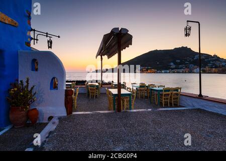 Paysage de lever de soleil avec une taverne et un château à Agia Port de plaisance Banque D'Images