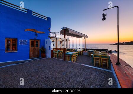 Vue sur un restaurant dans le village d'Agia Marina sur Leros île en Grèce Banque D'Images