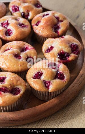 Muffins frais aux cerises. Banque D'Images