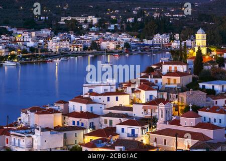 Vue sur l'île de Poros et le village de Galatas dans la péninsule du Péloponnèse Banque D'Images