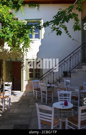 Athènes, Grèce - 14 mai 2018 : Café-restaurant dans une cour intérieure d'un bâtiment néoclassique dans la vieille ville d'Athènes, Grèce. Banque D'Images