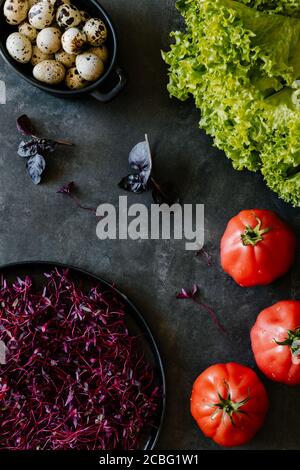 Ingrédients de salade sains. Banque D'Images