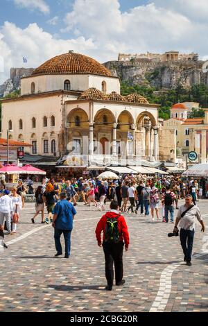 Athènes, Grèce - 25 mai 2018 : Les gens de la place Monastiraki et vue de l'Acropole et la vieille mosquée dans le centre d'Athènes, Grèce. Banque D'Images