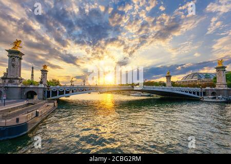 Célèbre pont Alexandre III à Paris au coucher du soleil, France Banque D'Images