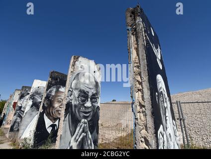 Teltow, Allemagne. 12 août 2020. Peint et pulvérisé avec des pièces de peinture du stand mural de Berlin sur un site industriel près du bassin du port sur le canal de Teltow. Au début des années 1990, une entreprise de construction de l'Armée populaire nationale a acheté les pièces murales. Des artistes et des profanes ont peint les parties en béton. Environ quarante des 170 parties qui ont autrefois constitué le mur sont maintenant restées. Credit: Soeren Stache/dpa-Zentralbild/ZB/dpa/Alay Live News Banque D'Images