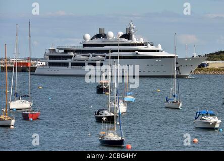 Luxueux super yacht Katara, propriété de la famille royale du Qatar navigue dans le port de Falmouth, Cornwall, Royaume-Uni. Banque D'Images