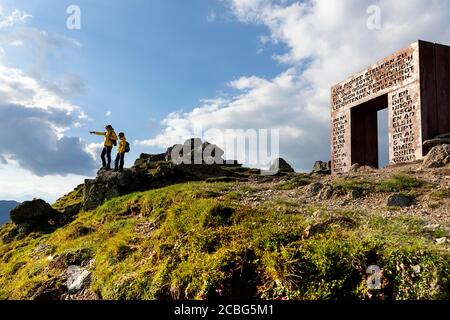 Mère et fils à la porte de Garnet sur le sentier de l'Amour, pointant vers quelque chose dans la distanc, Granattor, Lammersdorf montagne, Nock montagnes, Carinthie, Autriche Banque D'Images